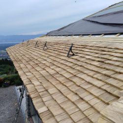 Réalisation de toiture en châtaignier en Haute-Savoie